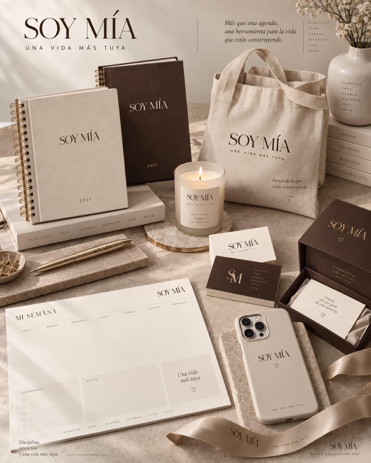 Colección de papelería y agendas sobre una mesa de trabajo