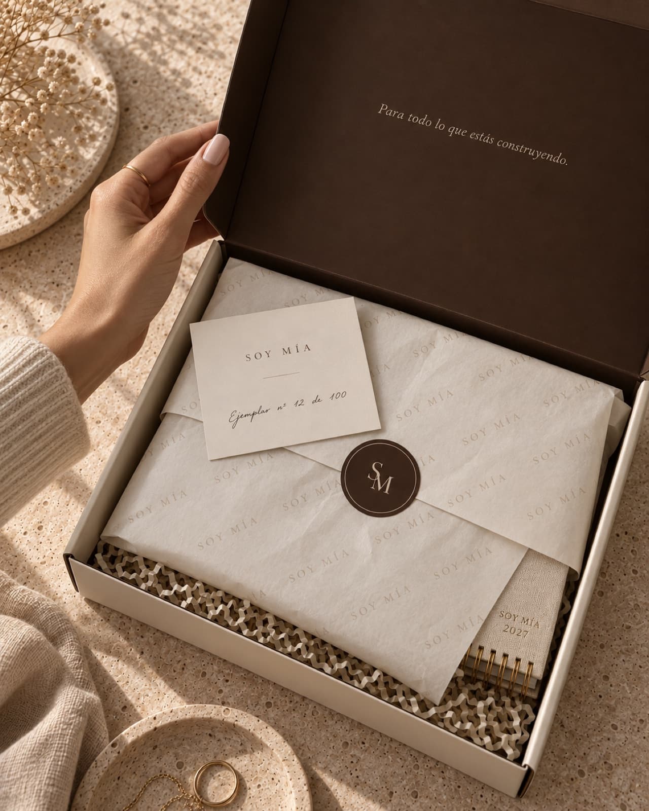 Caja marfil con interior chocolate y papel de seda