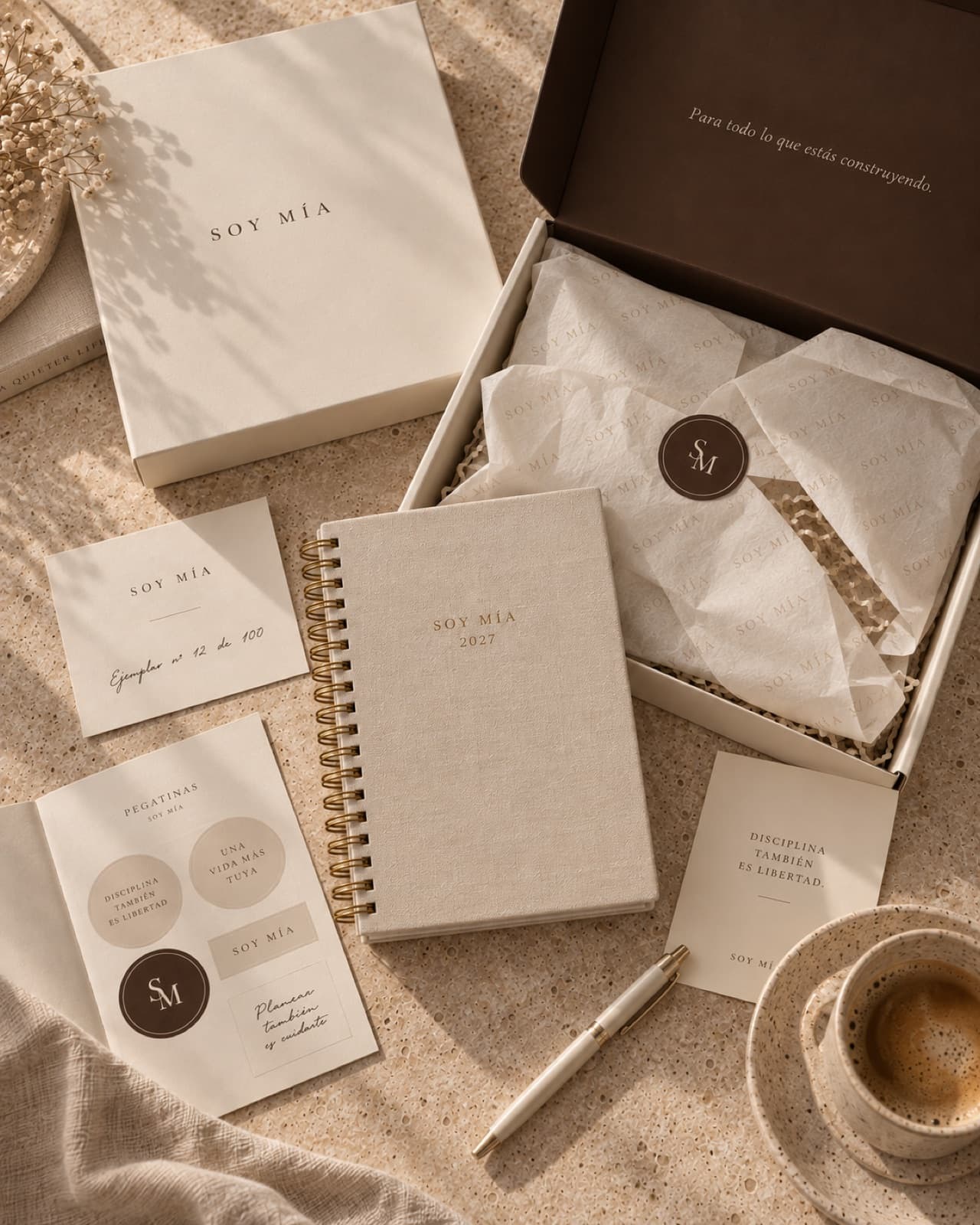 El unboxing SOY MÍA: caja marfil con interior chocolate, papel de seda sellado, tarjeta numerada a mano, agenda de lino y librito de pegatinas